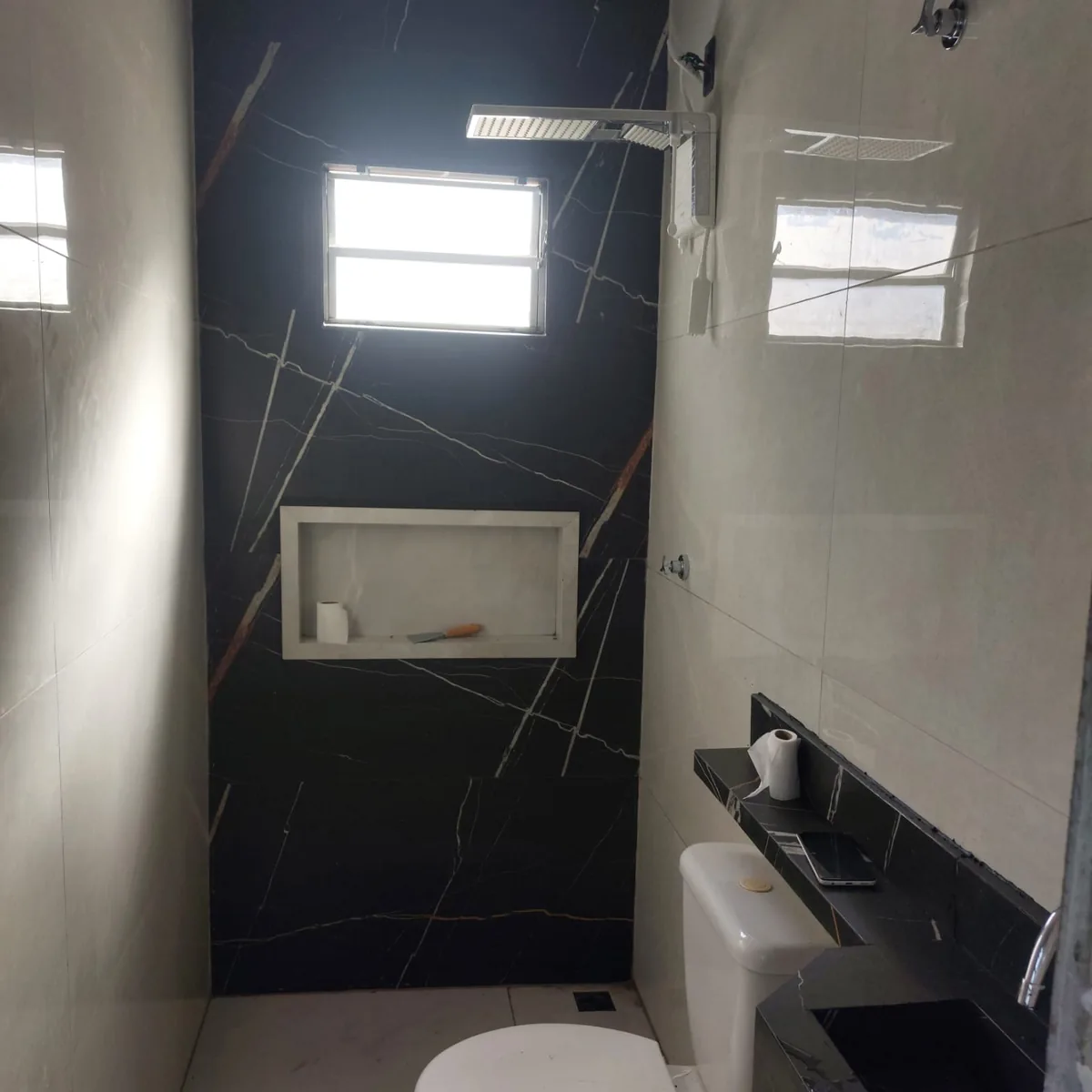 Acabamento de banheiro com porcelanato preto, ALS Construções