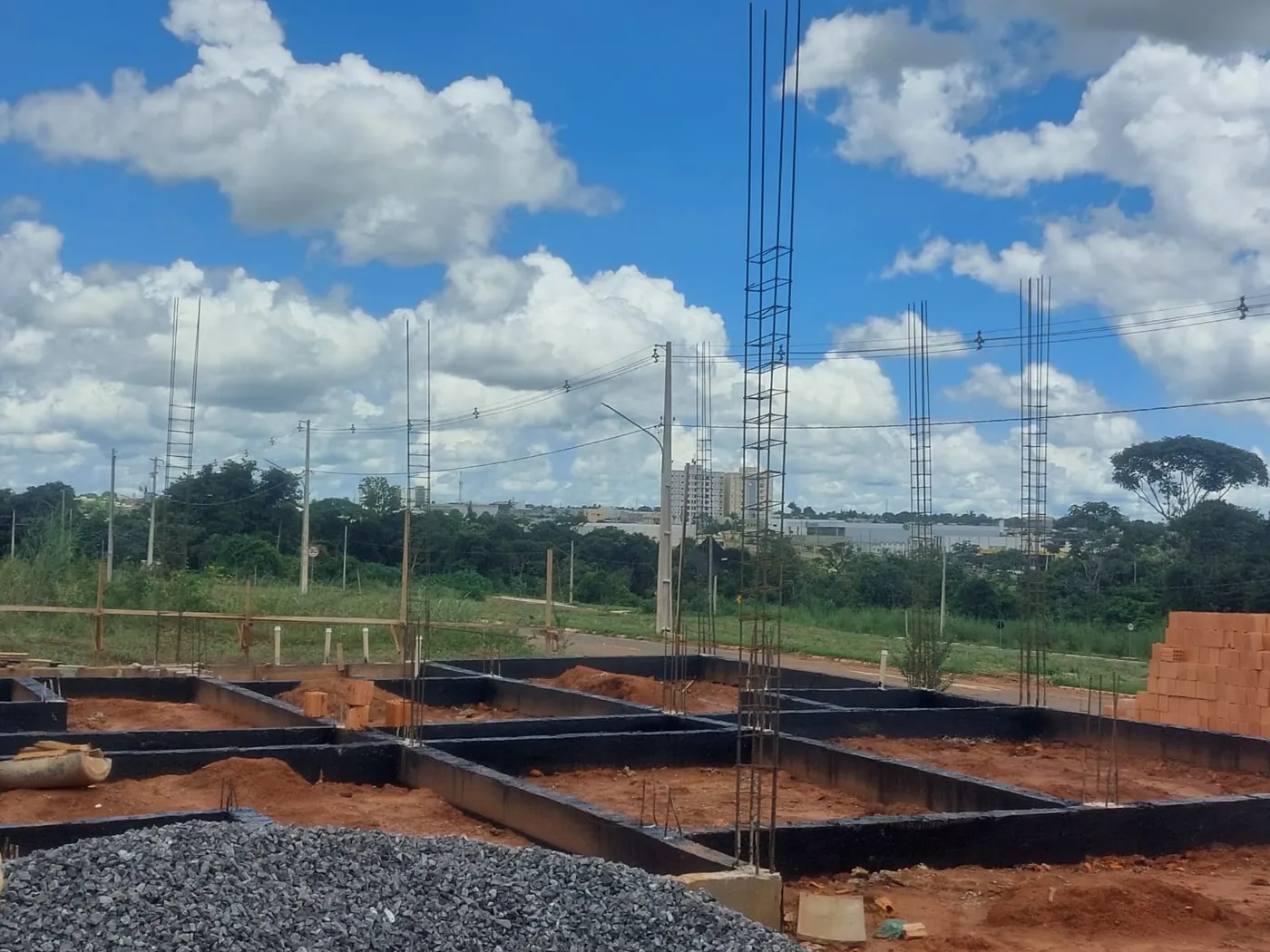 Vigas baldrame e estrutura inicial de obra, ALS Construções