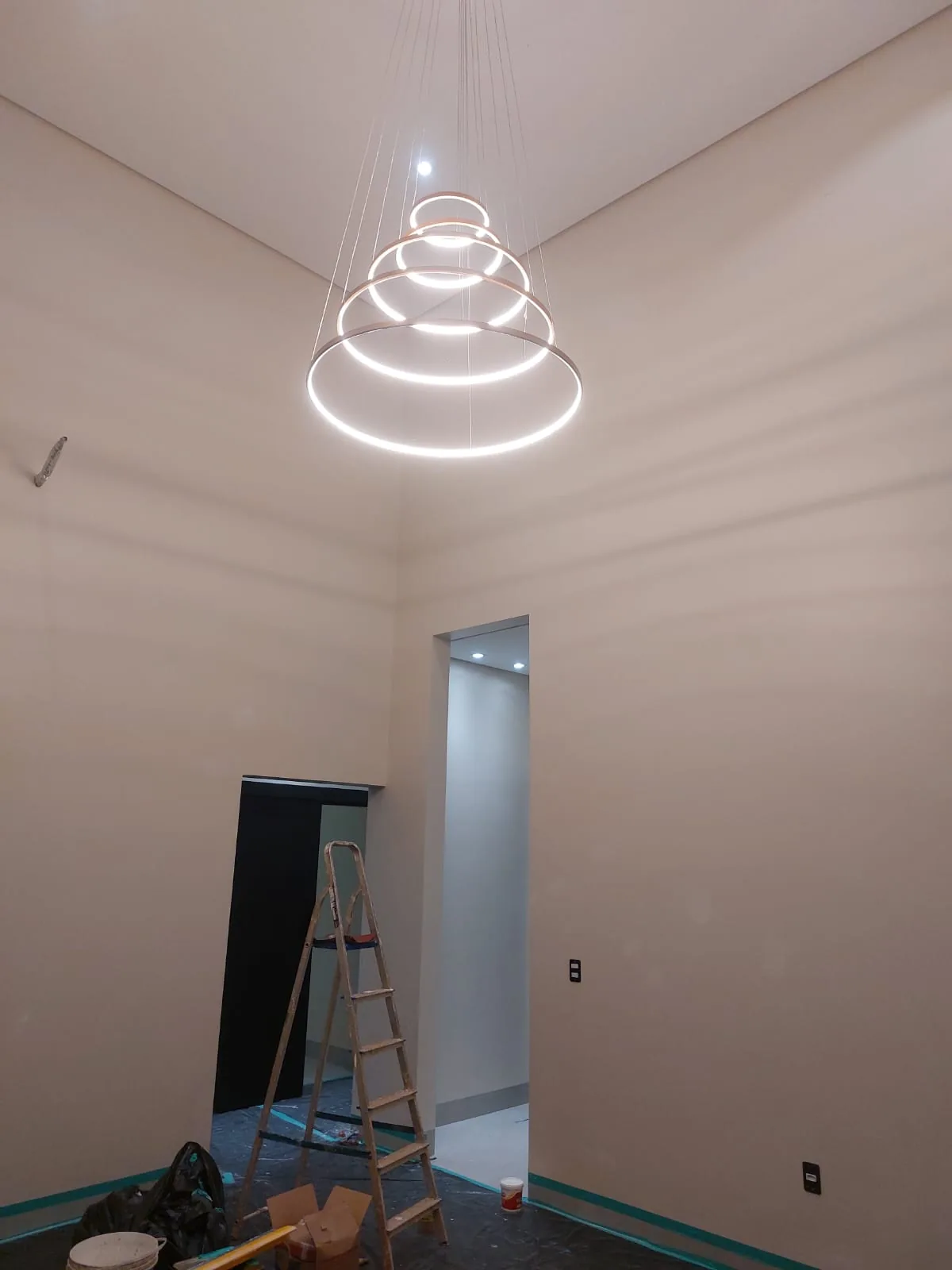 Sala em reforma com pé-direito alto, ALS Construções